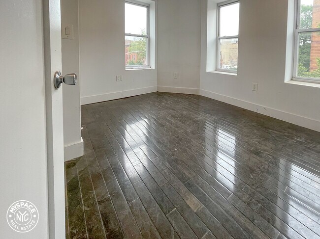 Building Photo - 340 Lewis Ave