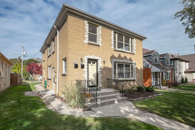Building Photo - 5632 W Brooklyn Pl