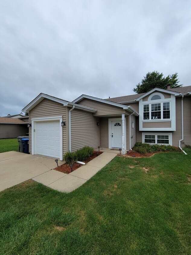 203 Meadows Dr, Sugar Grove, IL 60554 Townhome Rentals in Sugar Grove