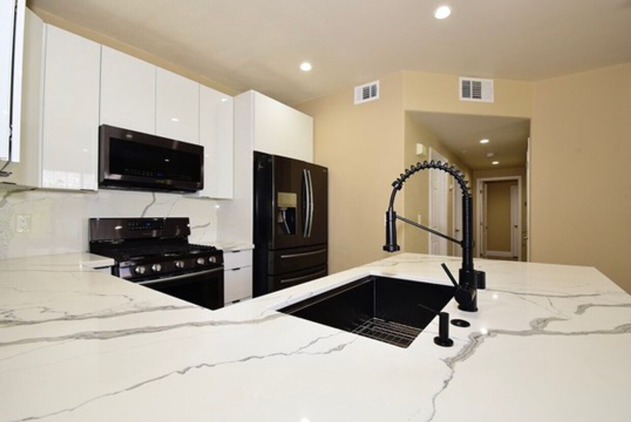 Foto principal - SPECIOUS 2 BED 2 BATH CONDO WITH ATTACHED ...