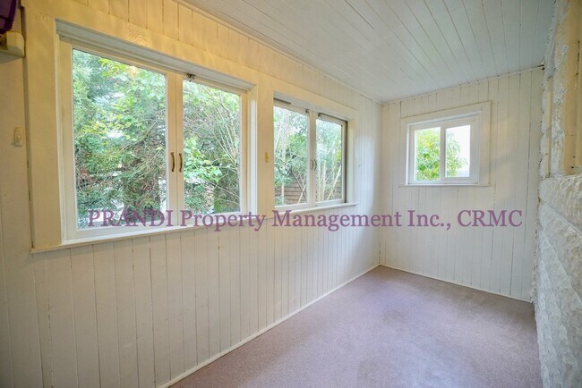 Building Photo - Sycamore Park Duplex with Small Yard in Gr...