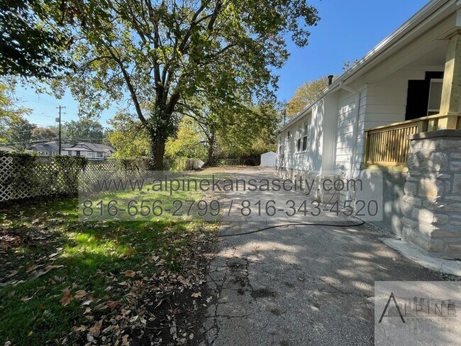 Building Photo - Updated South KC Home, 3 Car Detached with...