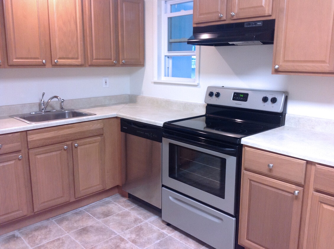 Primary Photo - 1736 Main St