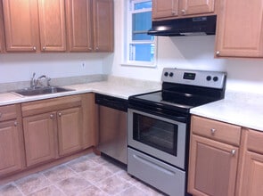 Building Photo - 1736 Main St