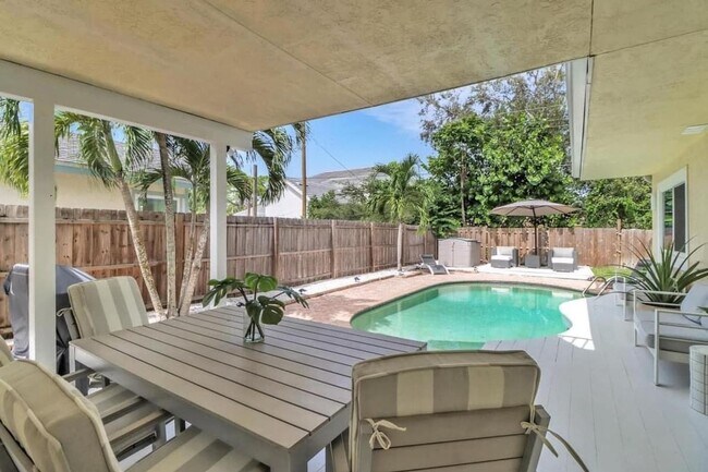 Foto del edificio - ***STUNNING POOL HOME***4BEDS/3BATHS***NEWLY RENOVATED***CENTRALLY LOCATED***WEEKLY RENTAL AVAILA...