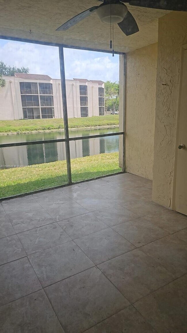 Foto del edificio - 3399 Foxcroft Rd