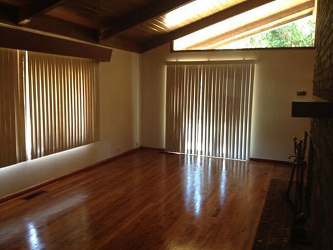 Foto del edificio - Nice 3 BR, 2 BA ranch home with hardwood f...