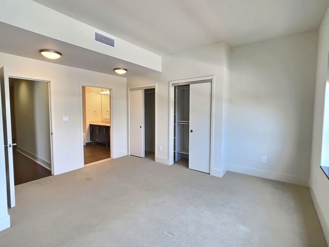 Foto del edificio - Stunning 2 Bedroom/2 Bathroom Condo For Re...