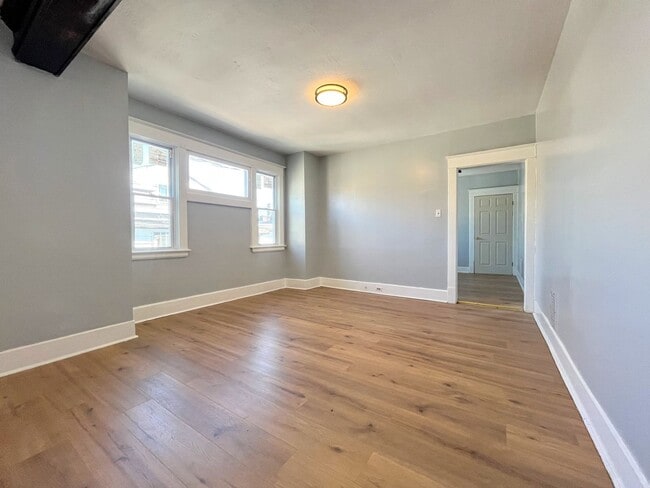 Building Photo - 4-Bed Single Family Home Available in University District