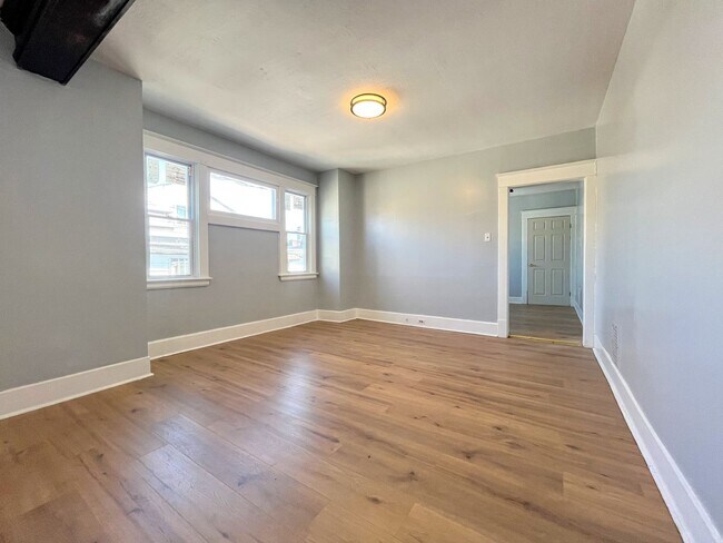 Foto del edificio - 4-Bed Single Family Home Available in University District