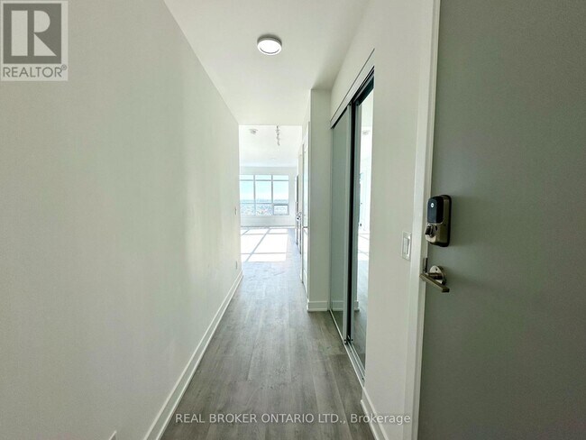 Photo du bâtiment - 30 Upper Mall Wy