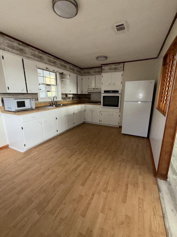 Building Photo - 1221 42nd Ave