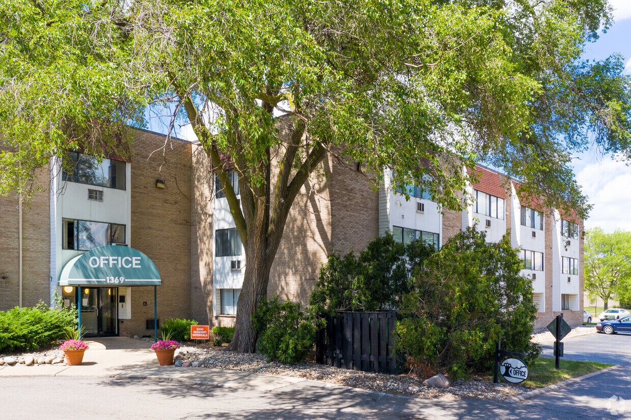 The Park Apartments 1369 Fort St Lincoln Park, MI