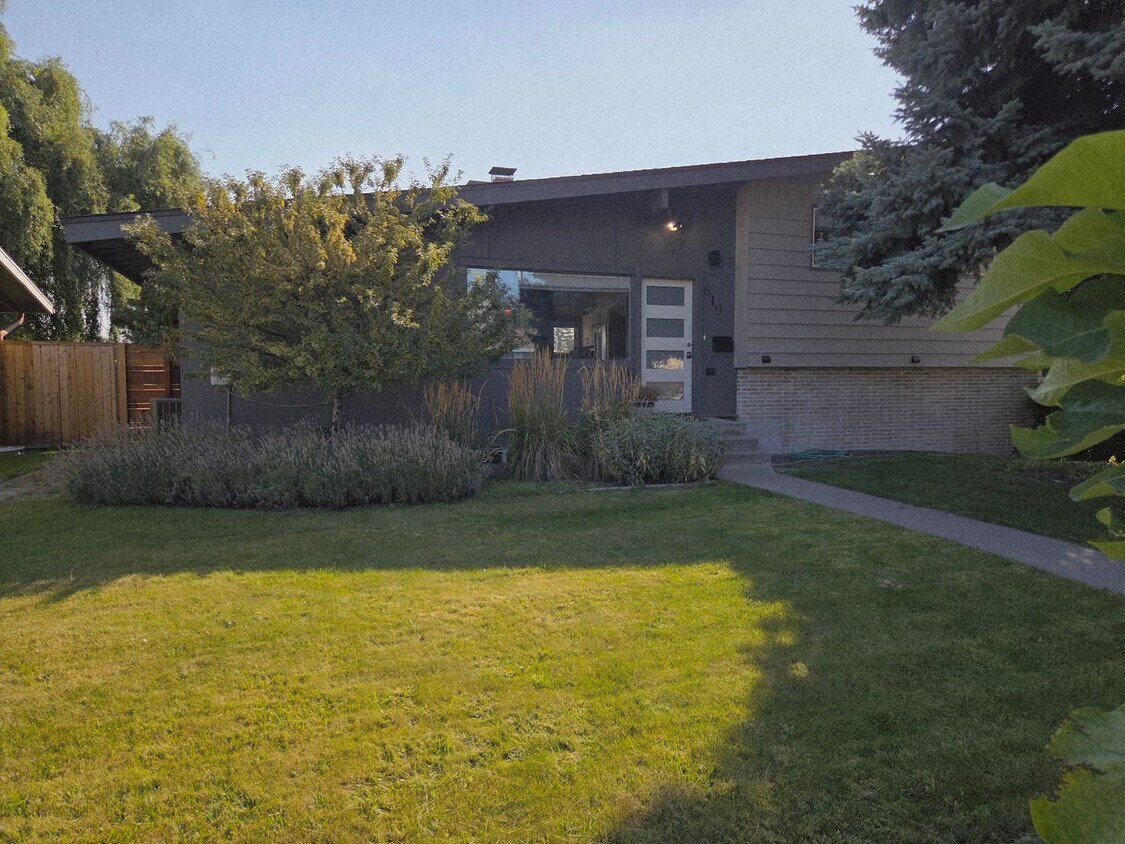 Foto principal - 3Bedroom, 2.5 Bath Mid Century Modern Home...