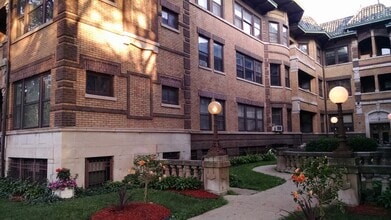 Building Photo - 947 E Hyde Park Blvd