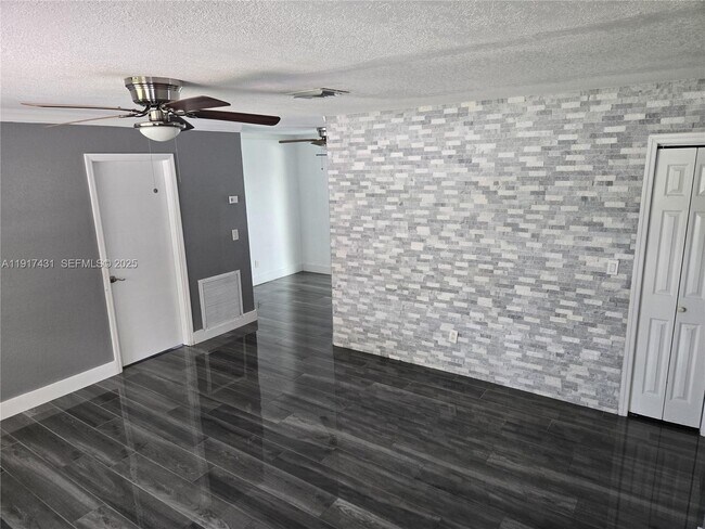 Foto del edificio - 2190 NE 1st Ln