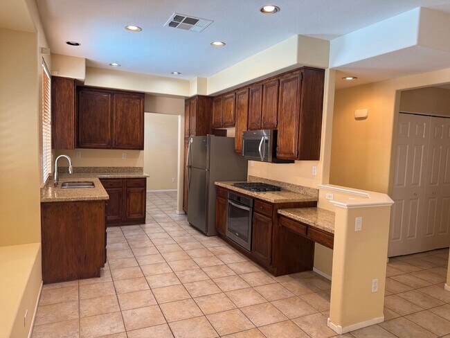 Foto del edificio - Beautiful Home with Pool near Tropicana and Buffalo