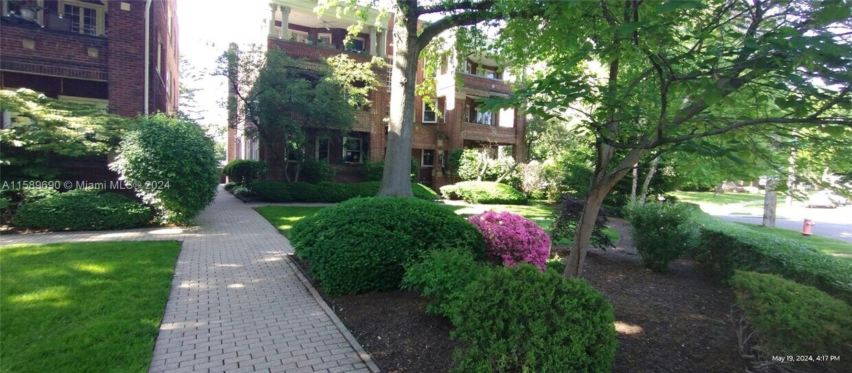 2713 Lancashire Rd Unit 9, Cleveland Heights, OH 44106 Room for Rent