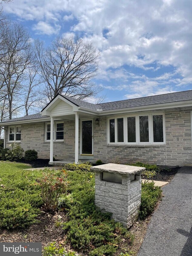 Foto principal - 19 Pine Ridge Rd