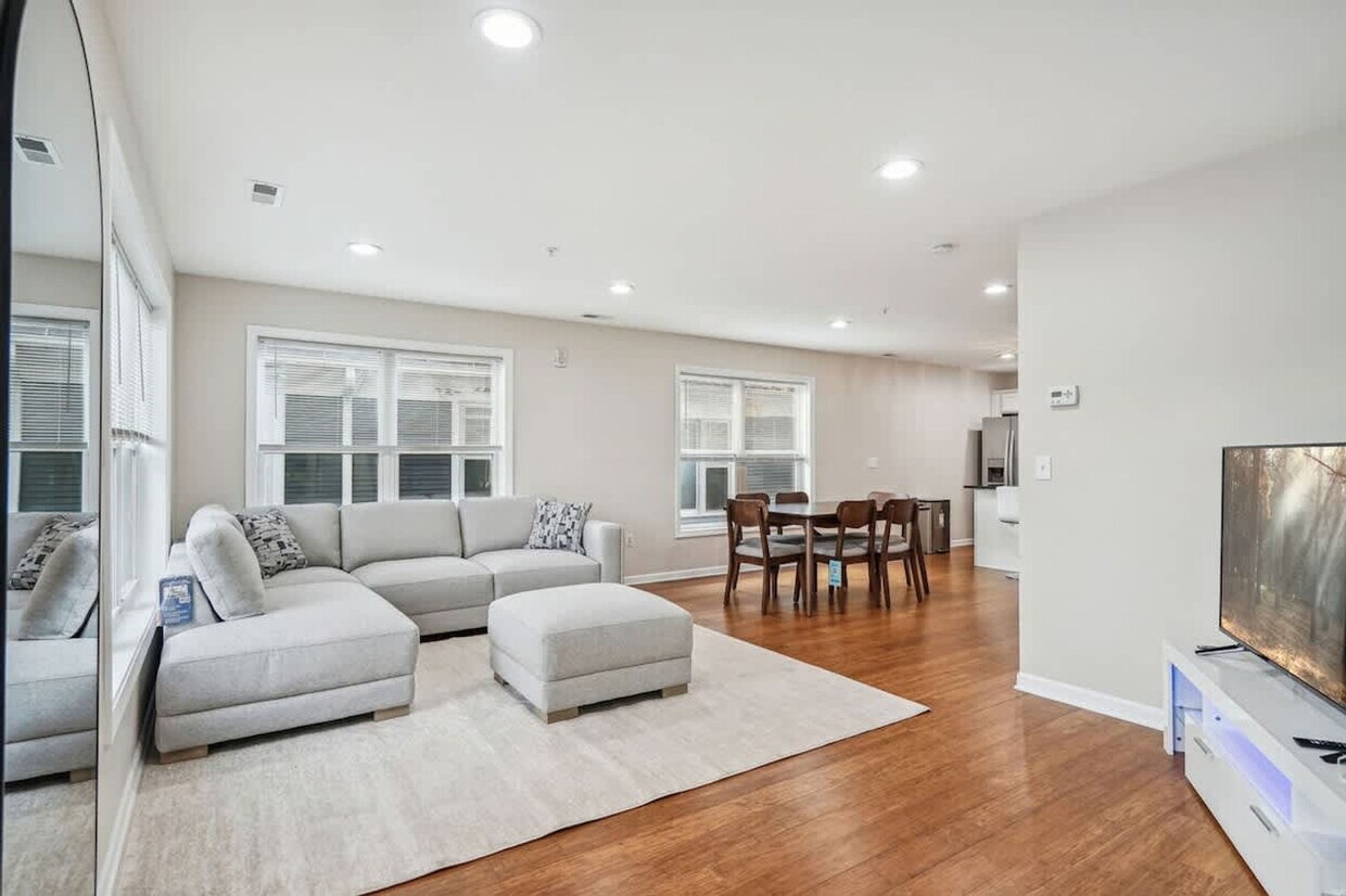 Foto principal - 2424 Lyndale Ave S