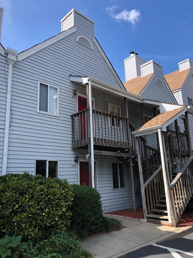 Building Photo - Colonial Heights