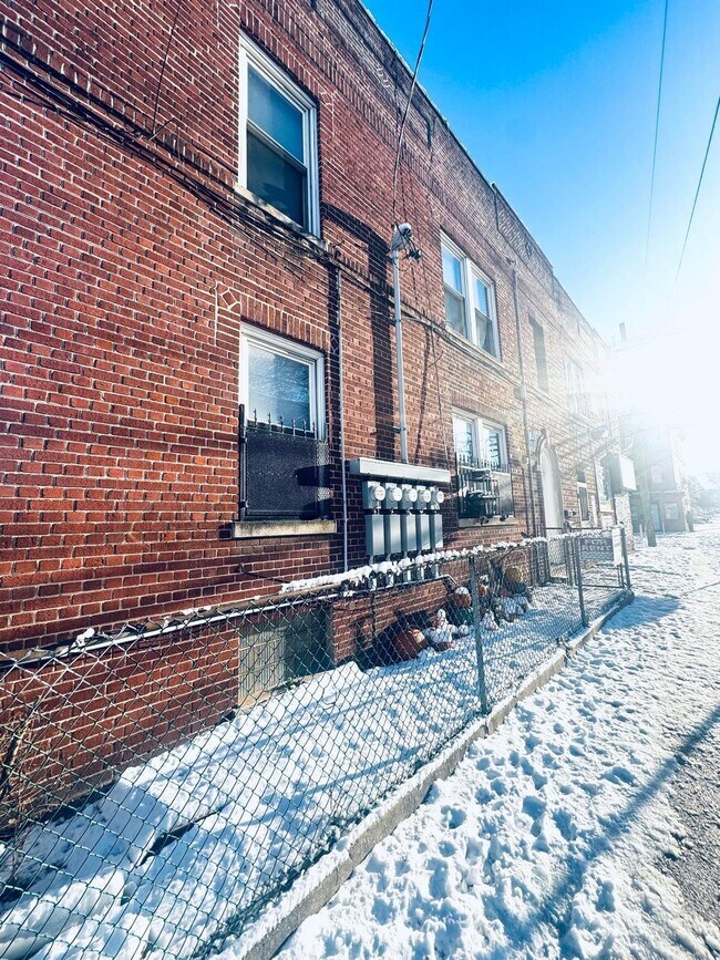 Foto del edificio - 113 Mallory Ave