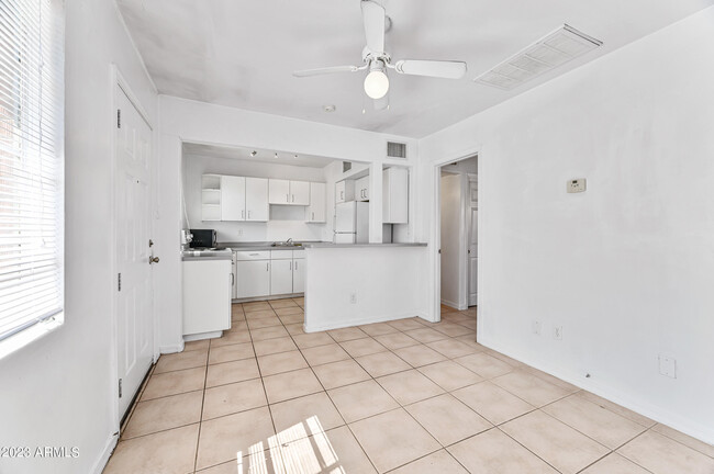 Building Photo - 841 S 6th Ave