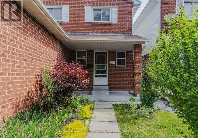 Building Photo - 301 Woodlawn Crescent