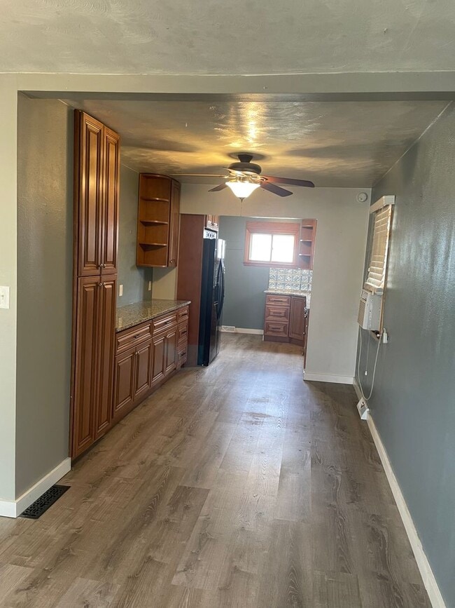 Building Photo - Large Single Family Residence for Rent!