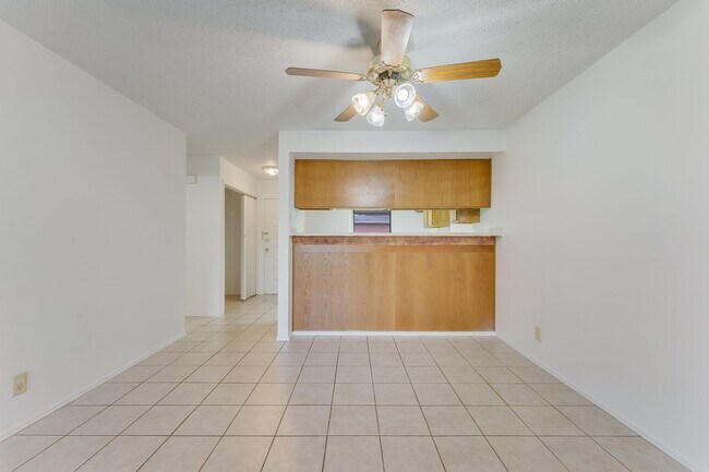 Foto del edificio - Welcome to this charming triplex located i...