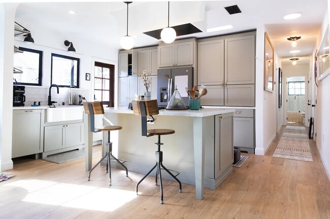 Kitchen - 1909 Rosalia Rd