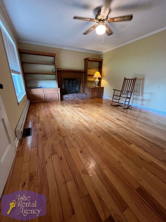 Building Photo - Charming 3bd/2ba House In West Jefferson