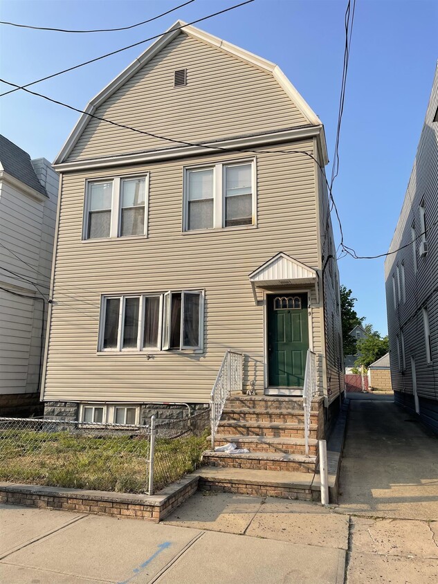 149 W 10th St Unit 2R, Bayonne, NJ 07002 Condo for Rent in Bayonne