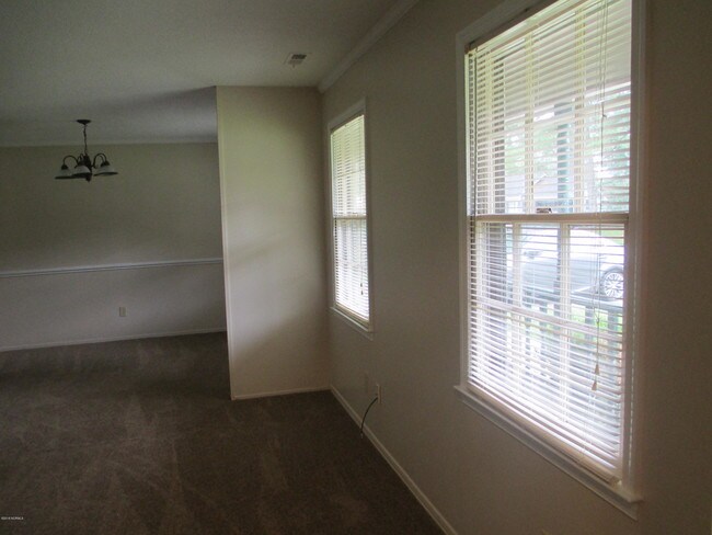 Building Photo - 523 W Springhill Terrace