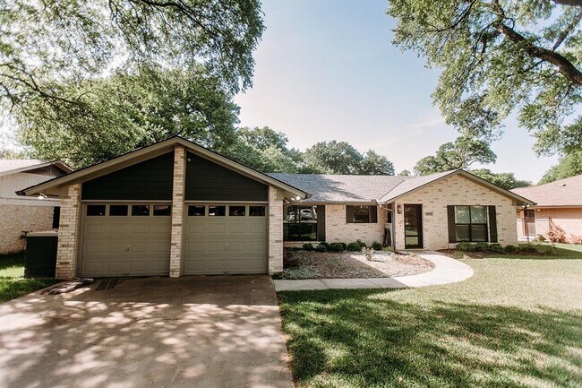 Building Photo - 9808 Lonsdale Dr