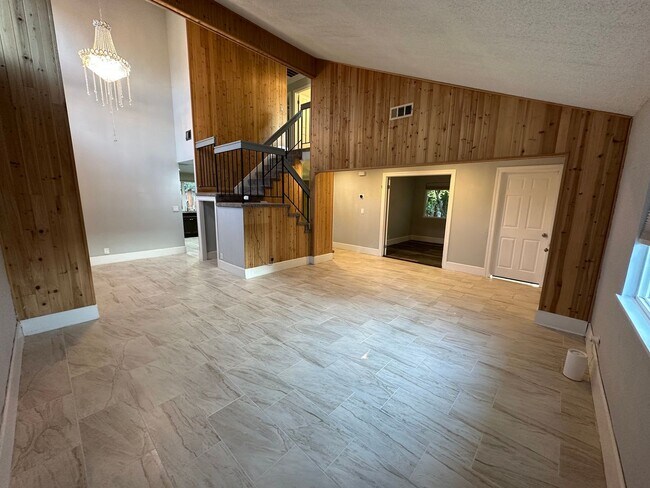 Foto del edificio - Beautiful 4 Bedroom, 2.5 Bath Home with Solar & Private Tree Enclosed Pool