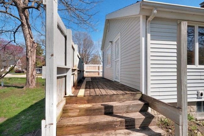 Building Photo - 2 Bed, 1 Bath Updated House in Savoy - AVA...