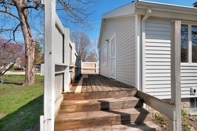 Foto del edificio - 2 Bed, 1 Bath Updated House in Savoy - AVA...