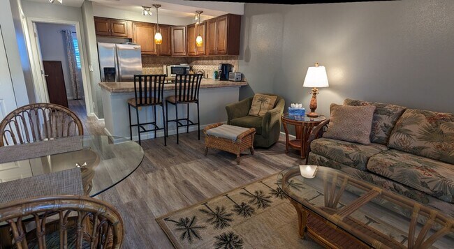 Actualización reciente: pintura y pisos nuevos - 1450 S Kihei Rd