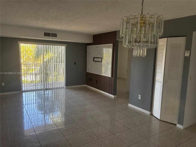 Foto del edificio - 8240 SW 210th St