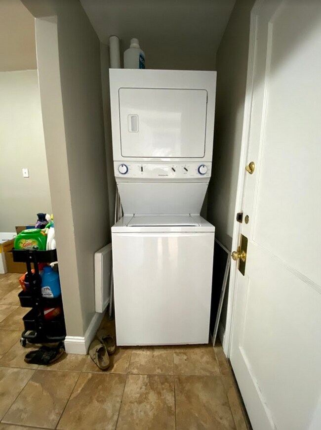 Building Photo - Coolidge Corner Area, In-Unit Washer and D...