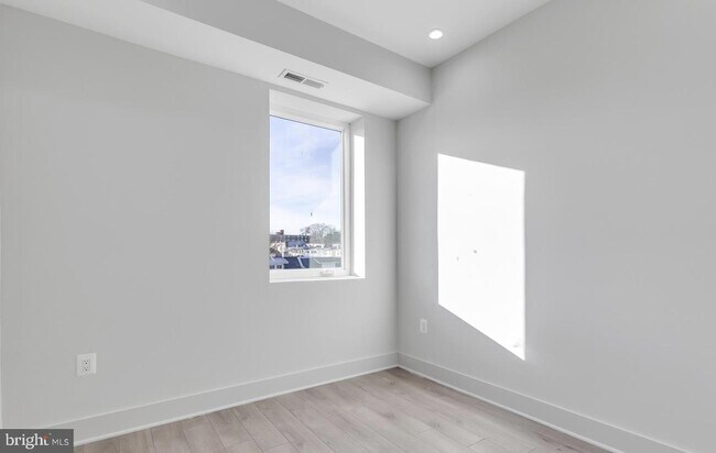Building Photo - 839 Kennedy St NW