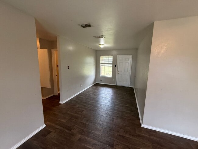 Foto del edificio - 3-bed/2-bath with garage!