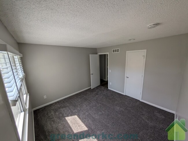 Foto del edificio - 8081 Robinson St
