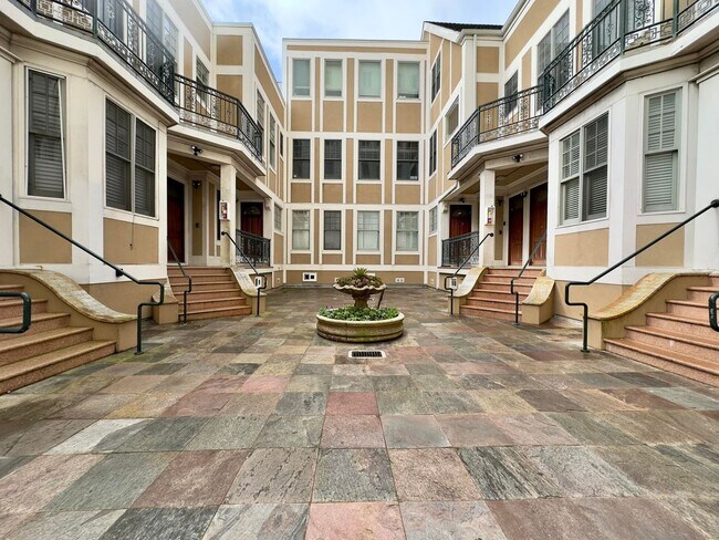 Foto del edificio - Spacious, Renovated 4BD/2BA at the Peak of...
