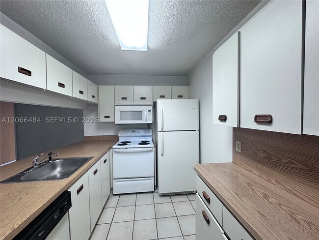 Building Photo - 2740 W 63rd St