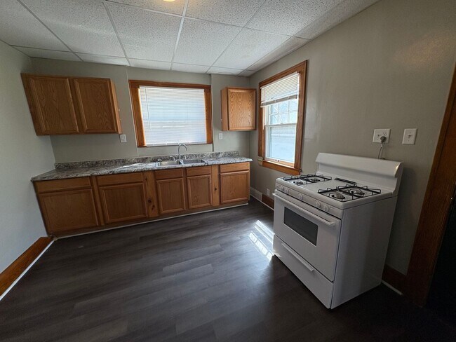 Foto del edificio - Spacious 3 Bedroom Home on Sylvania for Rent