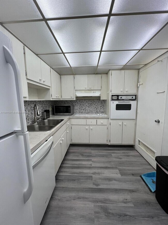 Building Photo - 400 Kings Point Dr