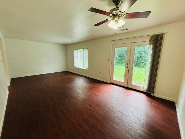 Building Photo - 3 Bedroom 2.5 Bath Townhouse