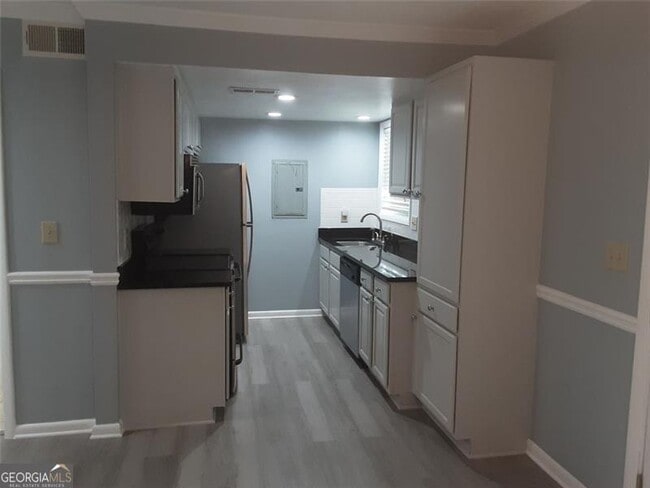 Building Photo - 6900 Roswell Rd